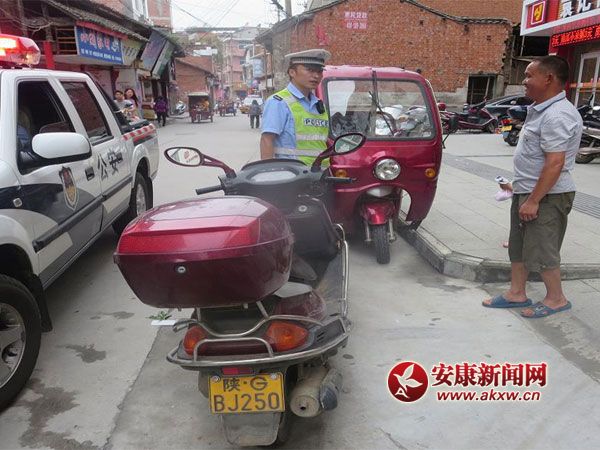 交警勸導(dǎo)亂停亂放的摩托車主.jpg
