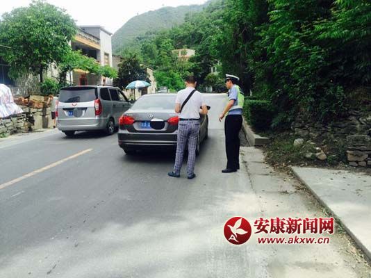 呂河中隊(duì):交警熱心幫助 感化頑固司機(jī).jpg