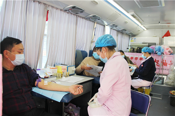 “讓愛暖冬”無償獻(xiàn)血活動走進(jìn)白河縣中廠鎮(zhèn)同心社區(qū)