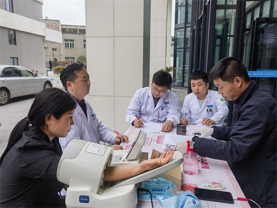 一“臂”之力，踐行醫(yī)者擔(dān)當(dāng)——安康市中心血站聯(lián)合漢濱區(qū)第三人民醫(yī)院開(kāi)展無(wú)償獻(xiàn)血活動(dòng)