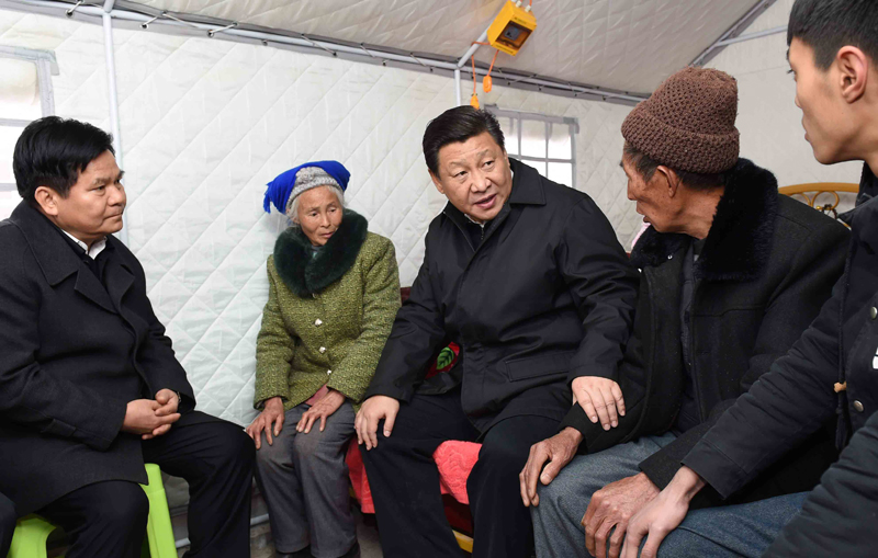 2015年1月19日，習近平總書記來到云南魯?shù)榭h小寨鎮(zhèn)甘家寨紅旗社區(qū)過渡安置點，看望受災群眾甘正芬和她的老伴兒鄒體富。
