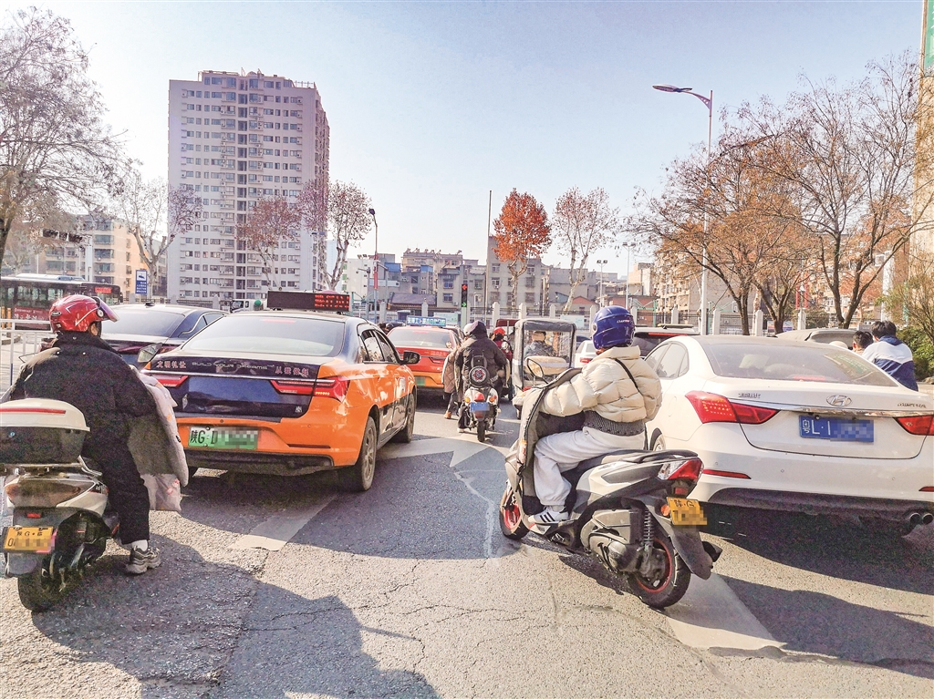 “多車”混行的機動車道