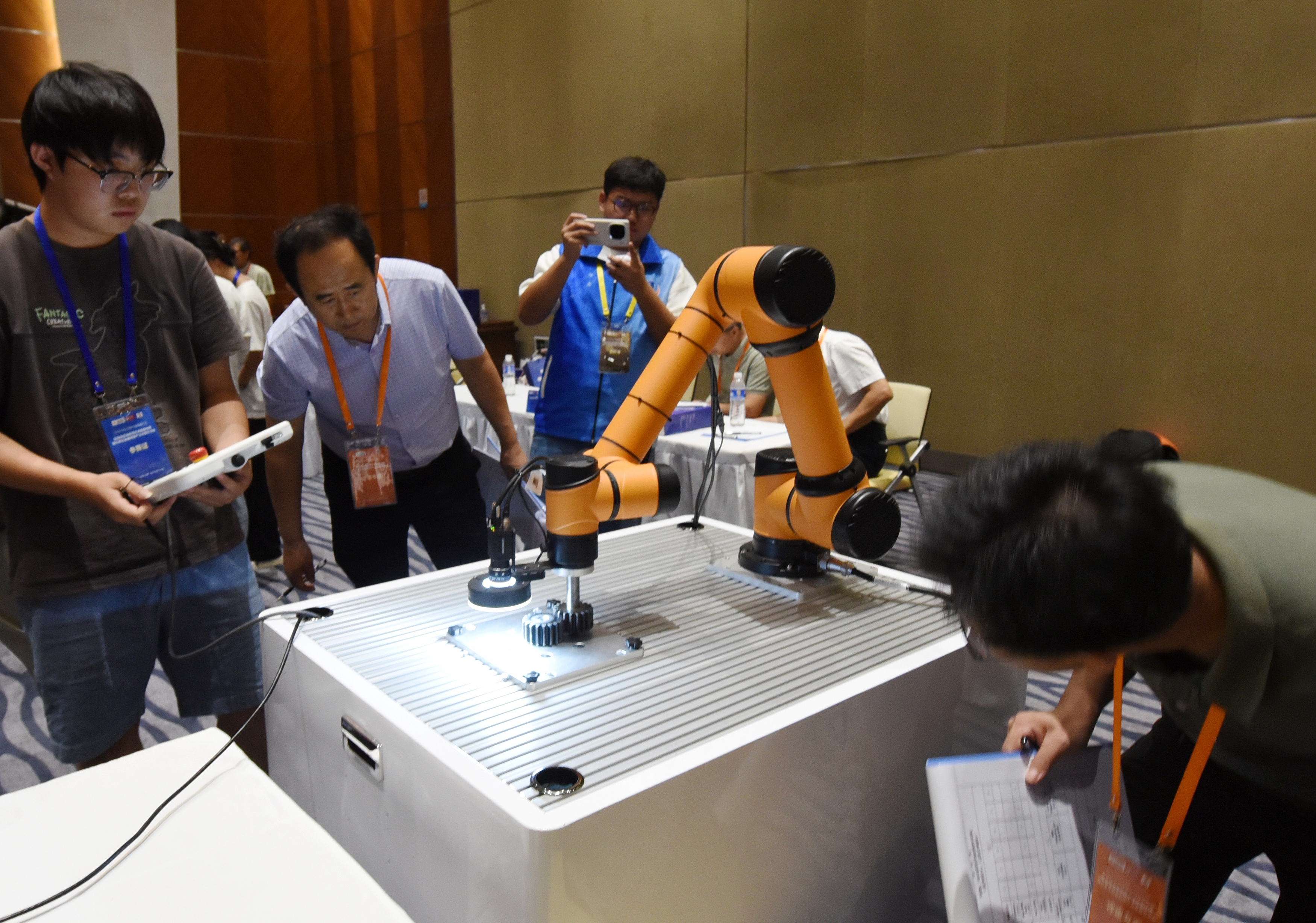2025年中國大學生機械工程創(chuàng)新創(chuàng)意大賽智能精密裝配賽京津冀魯聯(lián)賽現(xiàn)場，評委對參賽選手進行實操調試評比。