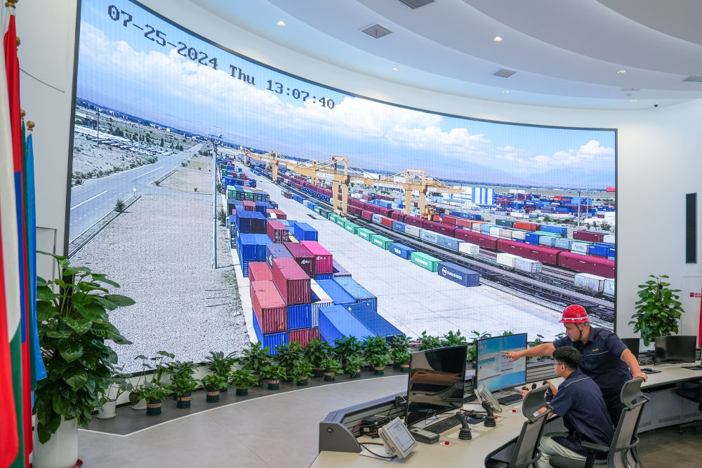 △ 在中哈（連云港）物流合作基地，工作人員通過(guò)“中哈物流場(chǎng)站”信息化跟蹤系統(tǒng)查看集裝箱運(yùn)輸情況（2024年7月25日攝）。
