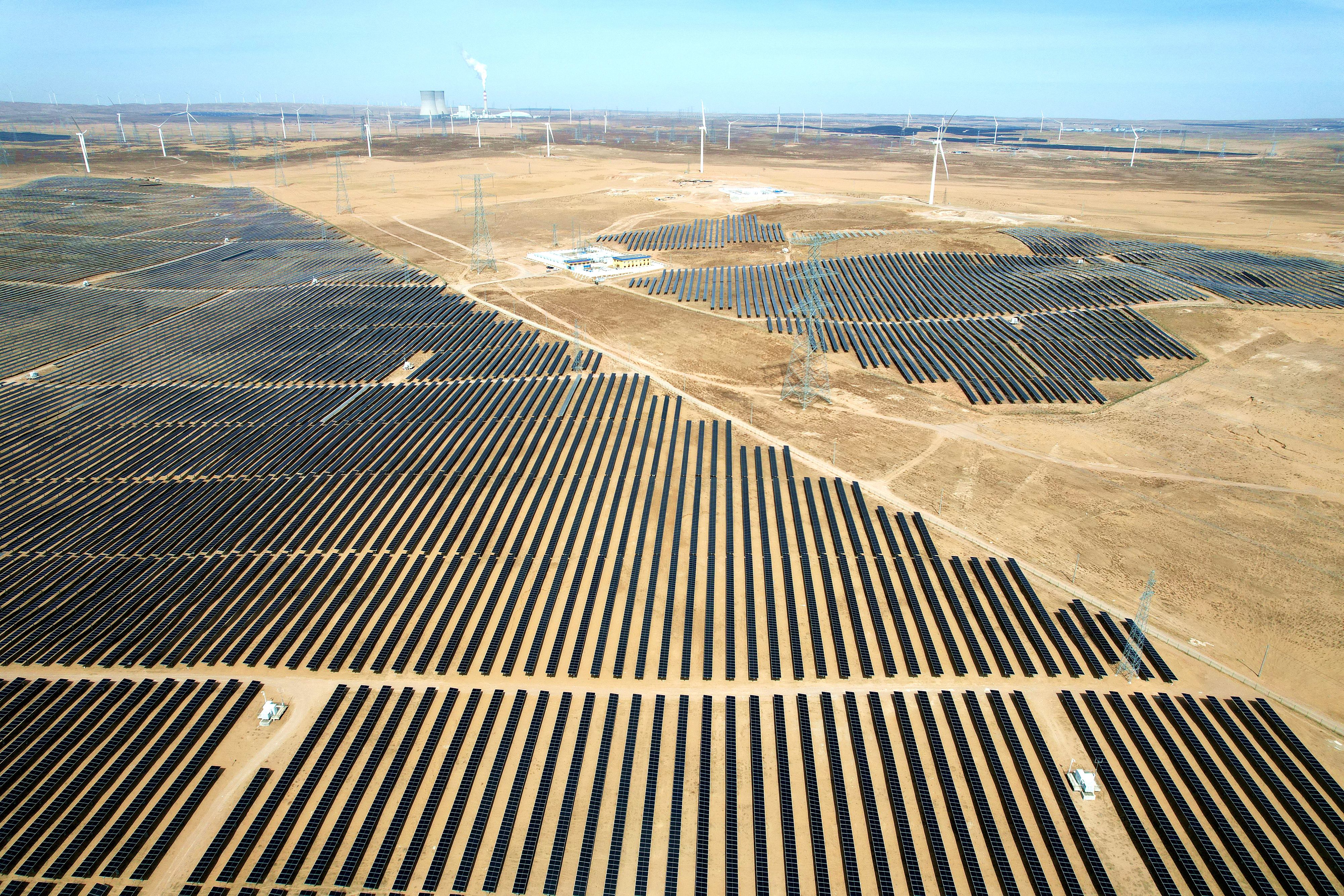 2026年3月18日，寧夏銀川，在靈武市白土崗鄉(xiāng)的一處光伏產業(yè)基地，成片的太陽能光伏板匯成一片“藍色海洋”。