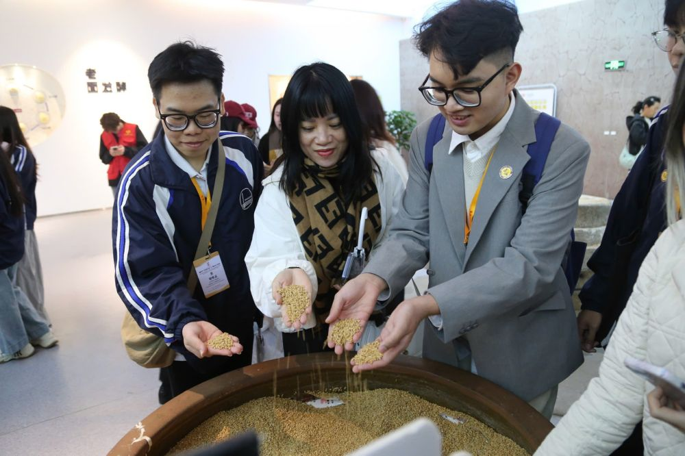 2026年3月30日，參加“紅色研學(xué)之旅”的越南青年在河北參觀新農(nóng)村建設(shè)。